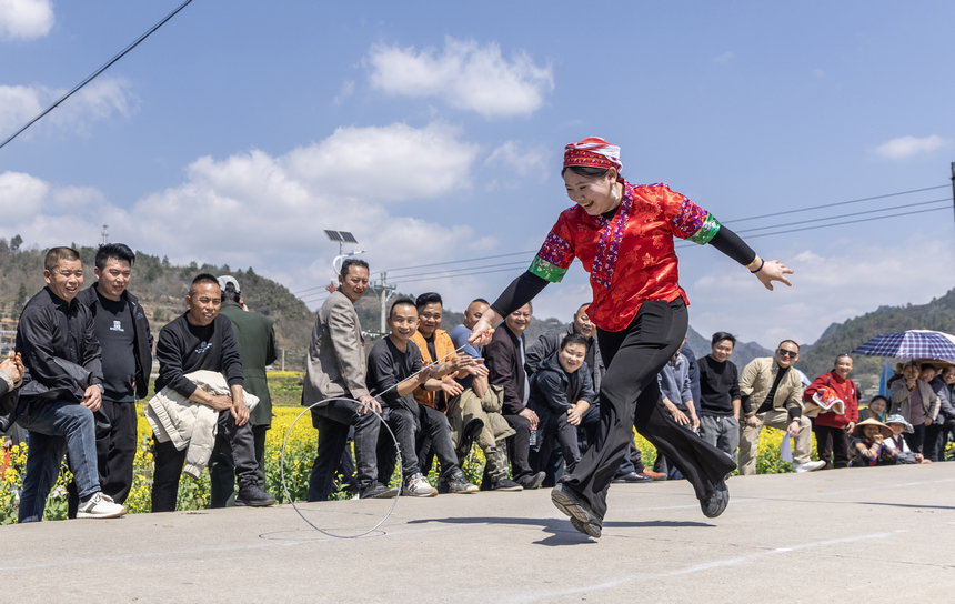 2026年月3月11日，在貴州省黔東南苗族侗族自治州施秉縣城關鎮上翁哨村，村民在參加滾鐵環接力比賽。