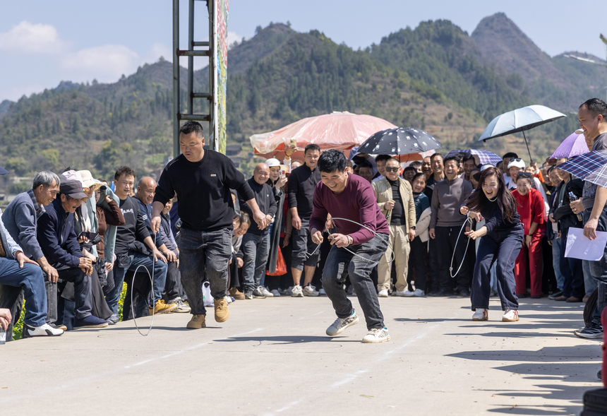 2026年月3月11日，在貴州省黔東南苗族侗族自治州施秉縣城關鎮上翁哨村，村民在參加滾鐵環接力比賽。