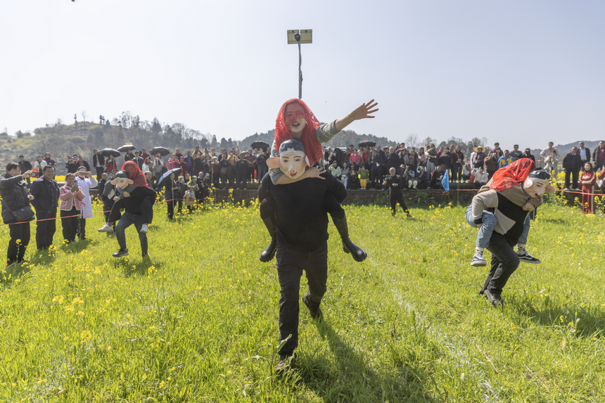 2026年月3月11日，在貴州省黔東南苗族侗族自治州施秉縣城關鎮上翁哨村，村民在參加豬八戒背媳婦趣味活動。