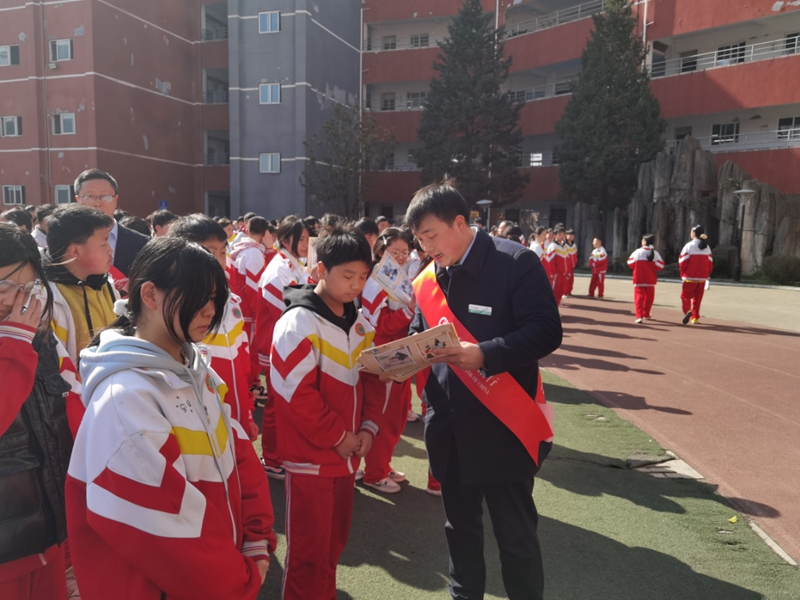 農行修文縣支行工作人員走進中學開展金融知識宣講。