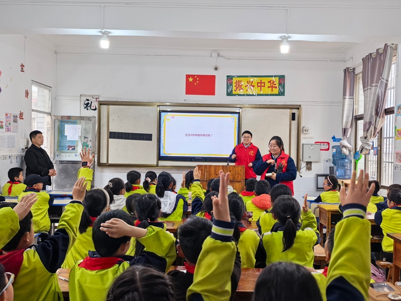 華電烏江公司洪家渡發電廠在織金縣八步街道中心學校開展志願服務活動。