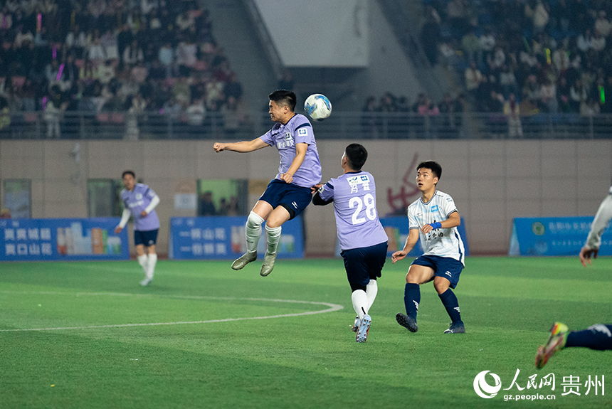 比賽現場，參賽隊伍運動員激烈拼搶。人民網記者 涂敏攝