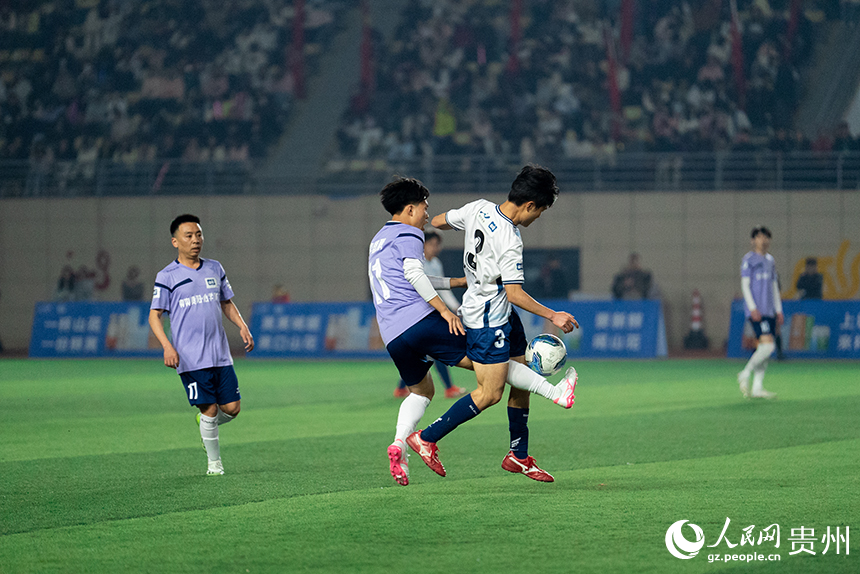 比賽現場，參賽隊伍運動員激烈拼搶。人民網記者 涂敏攝