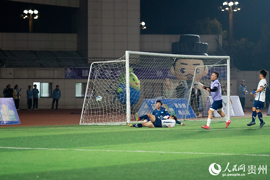 2026我要上“城超”貴陽市足球選拔賽揭幕戰現場，心學修文隊攻入一球。人民網記者 涂敏攝
