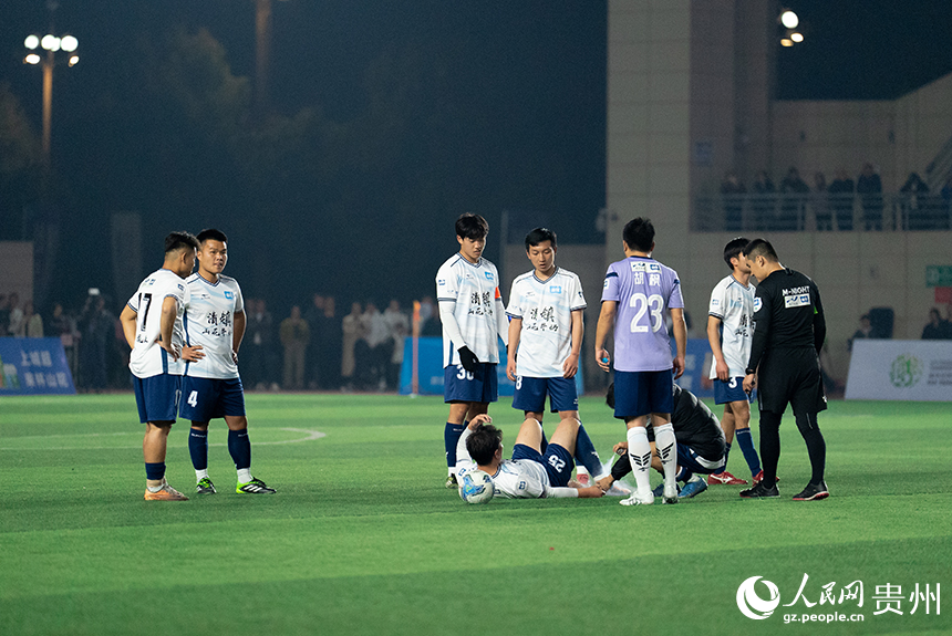 2026我要上“城超”貴陽市足球選拔賽揭幕戰現場，運動員在拼搶的過程中受傷。人民網記者 涂敏攝