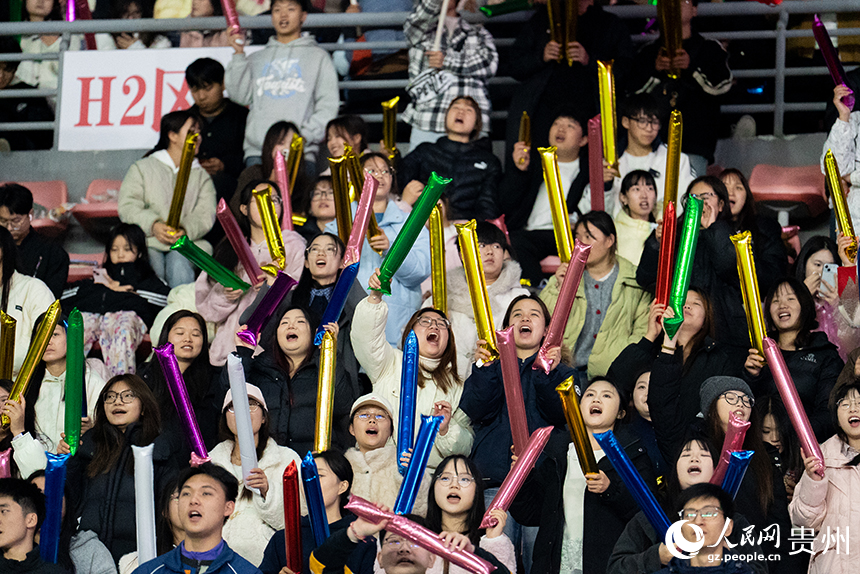 比賽現場，球迷為運動員們加油助威。人民網記者 涂敏攝