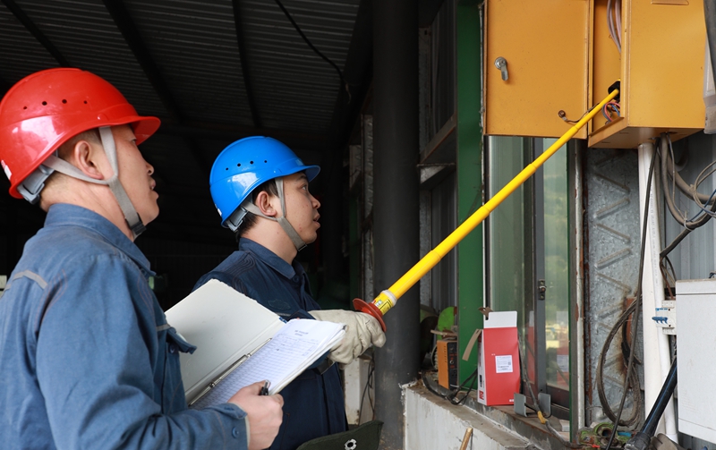 對肉牛食料加工車間的配電線路開展巡檢服務。盧關文 攝.JPG