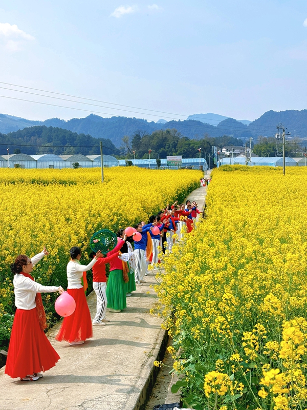 4、良村吼灘壩區跳舞人群。羅金 攝.jpg