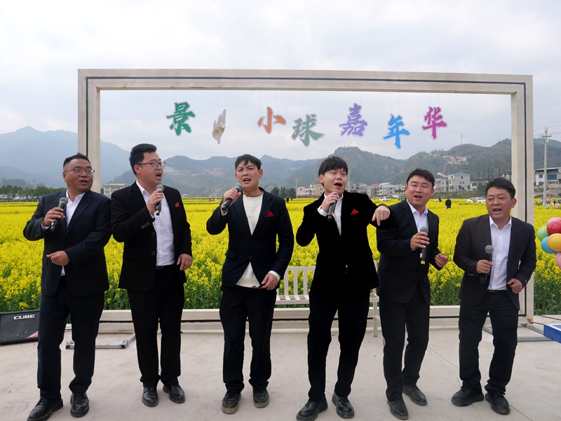 本地歌手現場助唱。