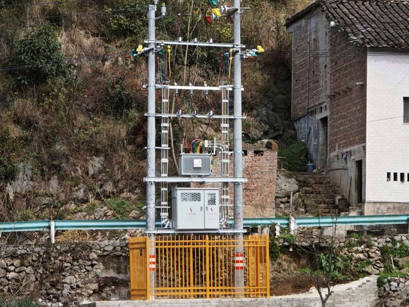 規范美觀的供電設施為“和美鄉村建設”增光添彩 。王進 攝.jpg