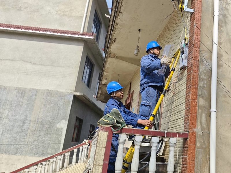 圖為工作人員為用戶安裝新的電能表.jpg