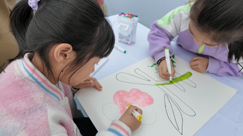 親子繪畫區裡孩子們用稚嫩筆觸描繪春天 彭垚 攝.jpg