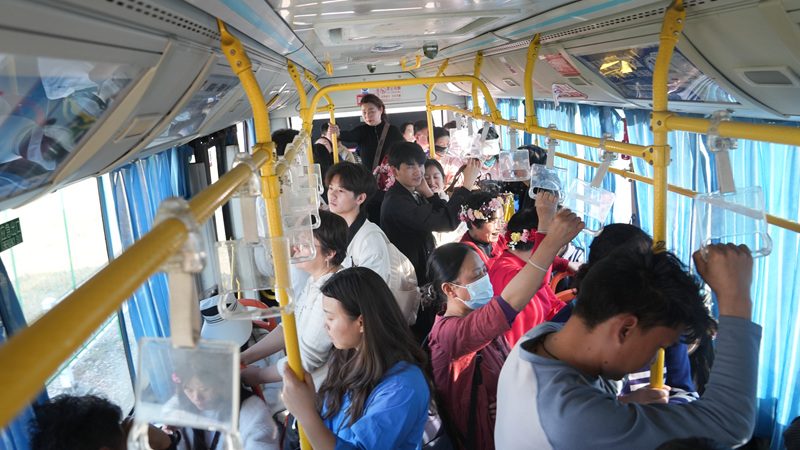 平坝“公交+旅游”解锁赏花新体验。