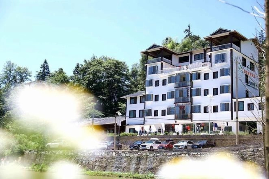 处于保护区外的红岩组，村民开办民宿，产业风生水起。