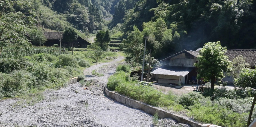 处于保护区核心区内的村组，道路和居住条件有待改善。