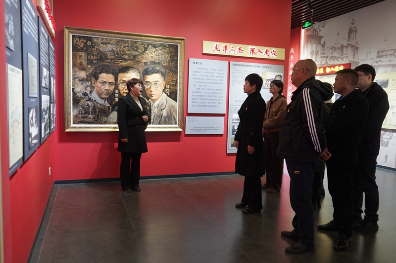 大家認真聽講解員講述錢壯飛烈士的傳奇人生。 黃源匯 攝.jpg