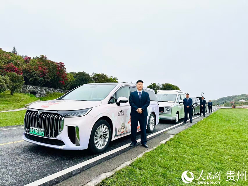 小車小團暢游百裡杜鵑。人民網 陽茜攝