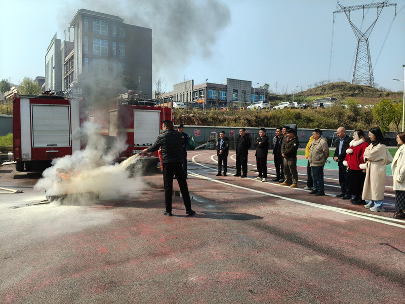 施秉縣“關鍵崗位人”參訓學員在進行滅火實操演練。