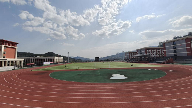从江一中新校区塑胶跑道及篮球场。