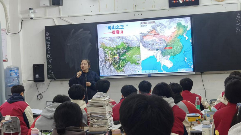 佛山市南海区帮扶教师为学生授课。