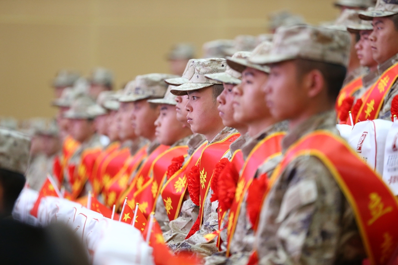 赫章县肩披绶带、胸戴红花的新兵参加仪式 陈春志 摄