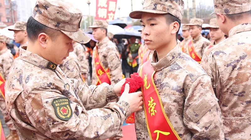 独山新兵踏上军旅征程。