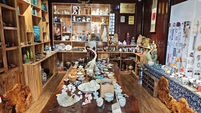 一方瓷土融黔韻。