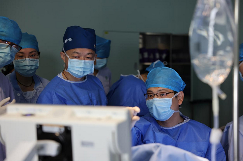 開展西南地區首例前列腺癌智能激光消融術。