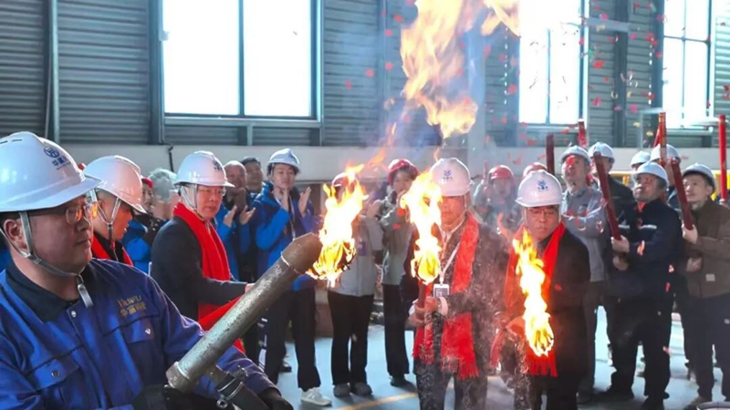 4 圖為工人們正在對全新的玻璃窯爐做調試.jpg