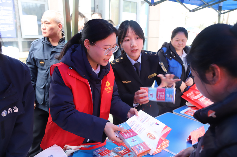 工作人員正在耐心講解。