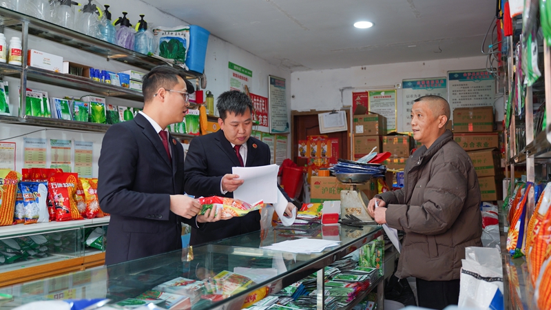 檢察干警實地走訪種子經營戶，認真核驗營業執照及合法經營手續。.jpg