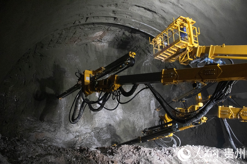三臂凿岩台车正在作业。人民网 黄小桃摄.jpg