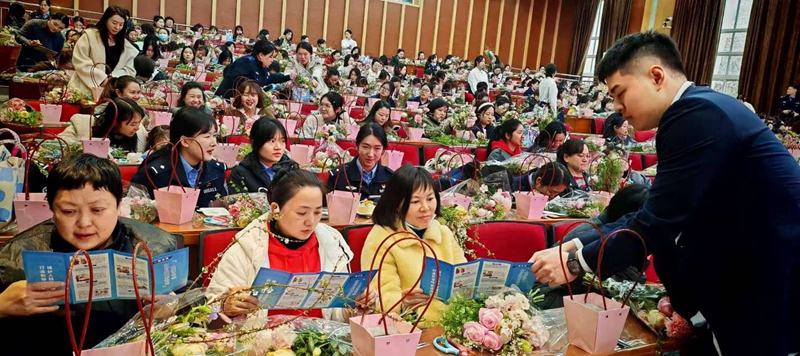 1 图为开展反假货币知识活动现场.jpg