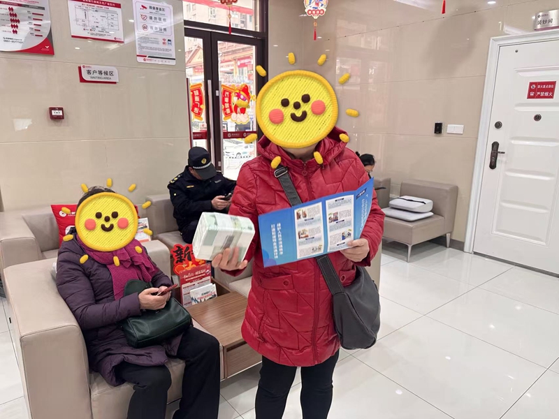 2 图为开展反假货币知识活动现场.jpg