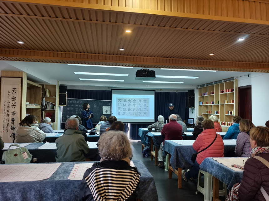 外國游客沉浸式打卡貴州三都水族非遺 (3).jpg