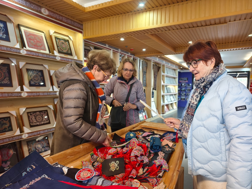 外國游客沉浸式打卡貴州三都水族非遺。