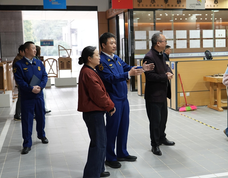 云岩区消防救援大队与贵州交通技师学院签约战略部署协议。