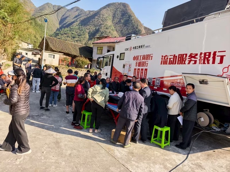 1、群众通过“流动银行车”开立银行卡。.jpg