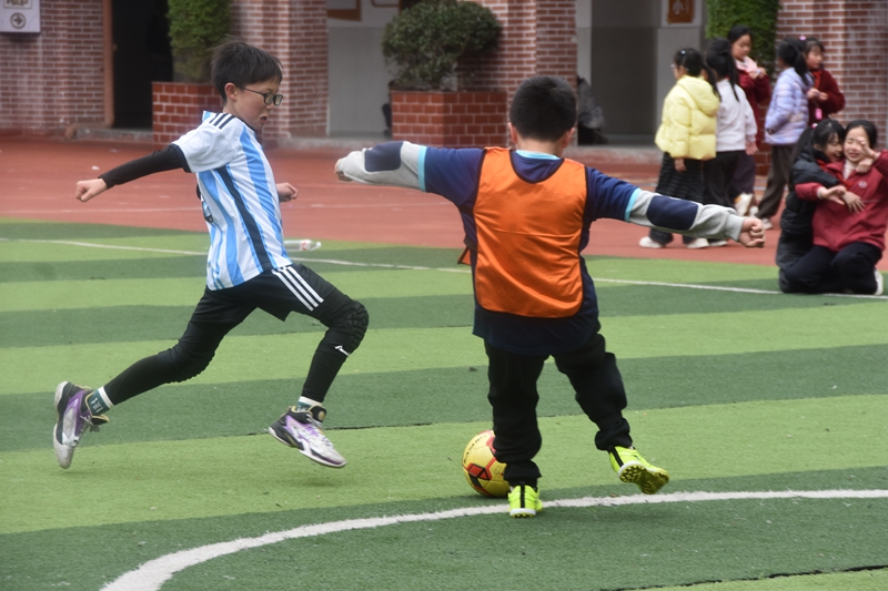 足球小将绿茵驰骋，拼搏尽显少年气。.JPG