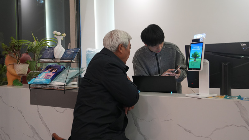 “賞花+回城消費”激活城區經濟活力。