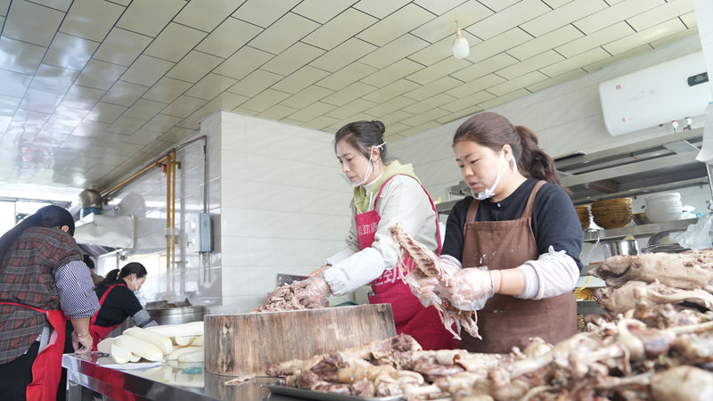“賞花+回城消費”激活城區經濟活力。