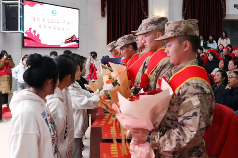 为入伍新兵献花。