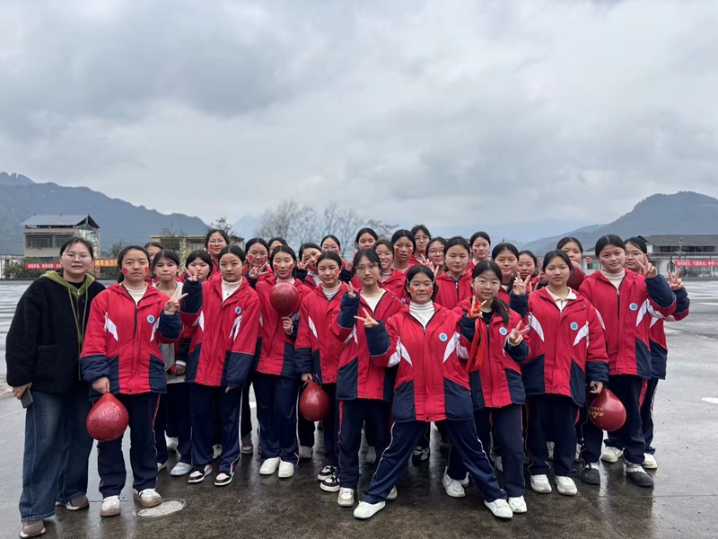 九年級師生們集體合影。