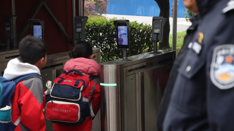 “護學崗”守護學子校園安全。