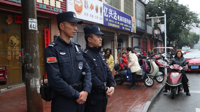 “護學崗”守護學子校園安全。