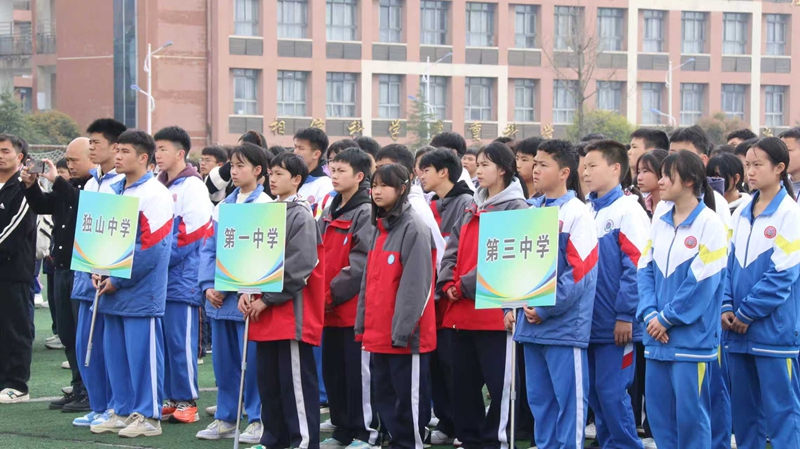 獨山縣2026年“縣長杯”校園足球超級聯賽開幕。