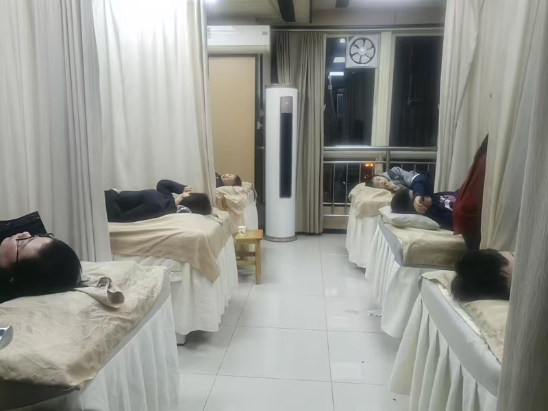 開設夜間門診,群眾到縣中醫醫院理療調養身體。