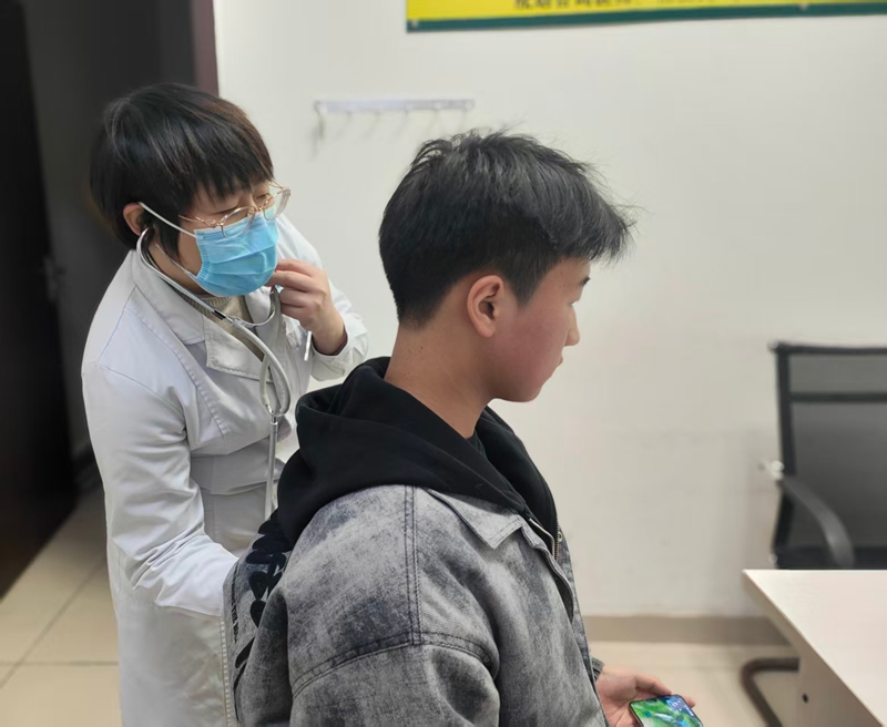 學生夜間到醫院看病。