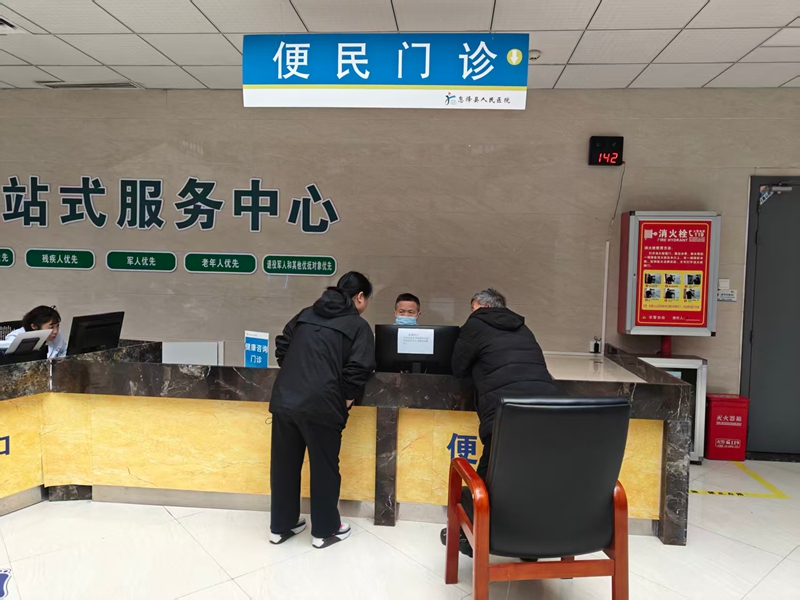 群眾在縣人民醫院便門門診挂號問診。