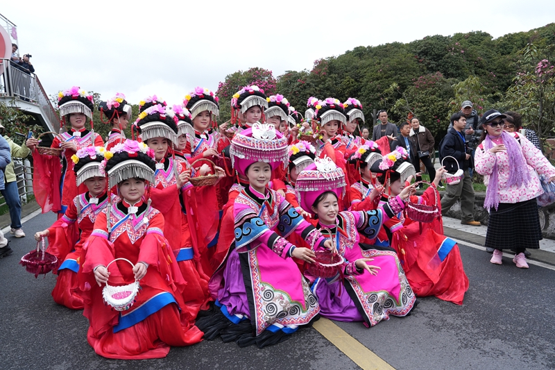 3月18日，“花仙子”巡游让游客沉浸式感受当地独特的民族文化魅力。赵刚摄